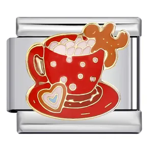 Primer plano de un charm italiano navideño con taza de cacao roja y hombre de jengibre.