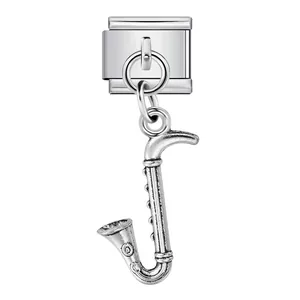 Vista detallada de dije de saxofón de plata vintage para pulsera de eslabón modular