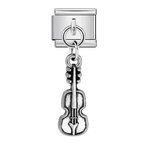 Vista detallada del colgante de violín plateado para eslabón de pulsera italiana