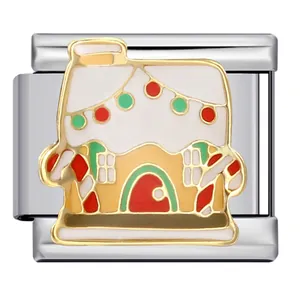 Primer plano de charm esmaltado de casita de jengibre de Navidad para pulsera italiana