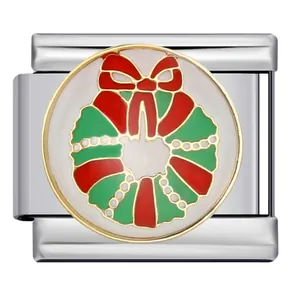 Detalle de un abalorio de corona de Navidad esmaltado para pulseras modulares italianas.