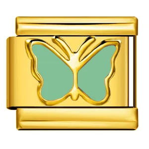 Vue détaillée d'un maillon doré pour bracelet avec motif papillon émaillé vert.