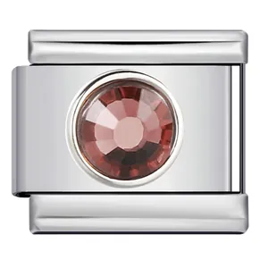 Vista dettagliata di un charm modulare in acciaio inossidabile con pietra rosa sfaccettata