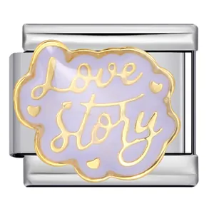 Primo piano del charm modulare italiano con smalto viola e testo Love Story oro.