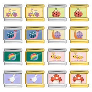 Detalle de varios eslabones de charms italianos de acero con diseños lindos