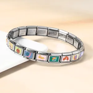 Detalle de pulsera modular italiana con coloridos motivos de naturaleza en esmalte