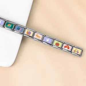 Primer plano de una pulsera italiana de acero inoxidable con lindos patrones de la naturaleza