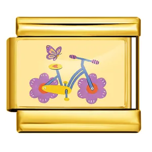 Vista detallada del charm italiano dorado con diseño de bicicleta floral y mariposa