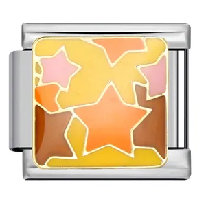 Macro detail van Italiaanse modulaire bedel met veelkleurig emaille sterpatroon op staal