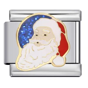 Vista detallada del charm de Papá Noel en acero inoxidable para pulseras modulares