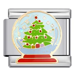 Vista detallada de charm esmaltado de árbol de Navidad en bola de nieve para pulsera