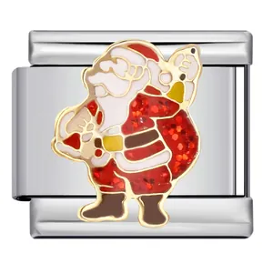 Primer plano de un charm de Papá Noel con purpurina para pulseras italianas de acero inox