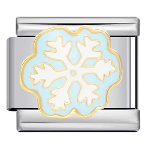 Gros plan d'un charme modulaire italien en émail flocon de neige bleu clair et blanc.