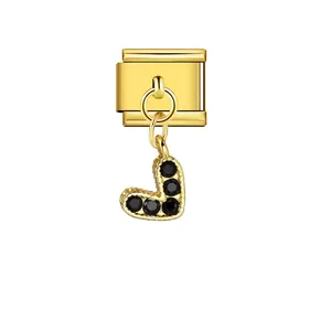 Detalle de un eslabón de pulsera italiana bañada en oro con colgante en V y piedras.