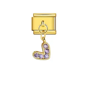 Detalle de un charm italiano de acero dorado con colgante en V de cristal púrpura