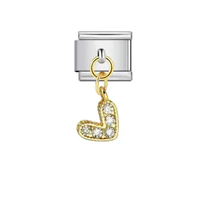 Detalle de eslabón de pulsera italiana de acero con colgante en V de cristal