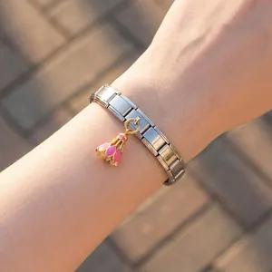 Gros plan d'un bracelet italien en acier inoxydable avec un pendentif volant de badminton