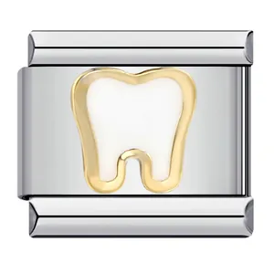 Dettaglio charm modulare italiano con dente in smalto bianco e bordo dorato