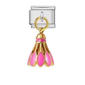 Détail d'un charm volant de badminton rose sur un maillon italien en acier inoxydable.