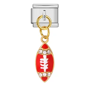 Détail d'un charm football américain en émail rouge et strass sur lien en acier inoxydable.