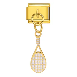 Vue détaillée d'une breloque raquette de tennis dorée en acier pour bracelet italien modulaire