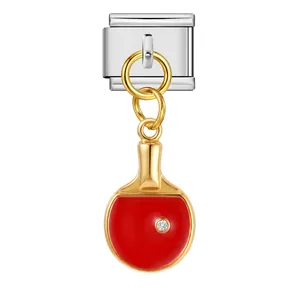 Gros plan de haute qualité du charm de ping-pong rouge avec cristal sur lien modulaire