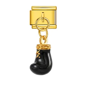 Détail d'un pendentif gant de boxe noir et or pour bracelet modulaire italien