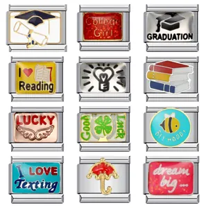 Vista dettagliata delle maglie charm italiane a tema laurea in acciaio inossidabile e smalto