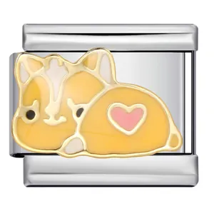 Vista detallada de un charm de perro corgi en esmalte amarillo de acero inoxidable dorado.