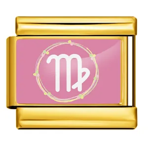 Detailansicht eines goldenen italienischen Modul-Charms mit rosa Jungfrau-Sternzeichen.