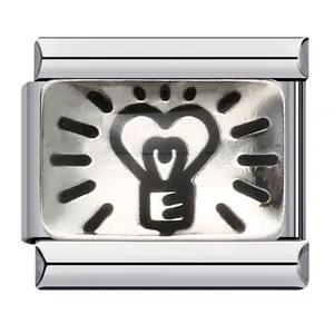 Dettaglio di una maglia per bracciale italiano in acciaio con design cuore lampadina.