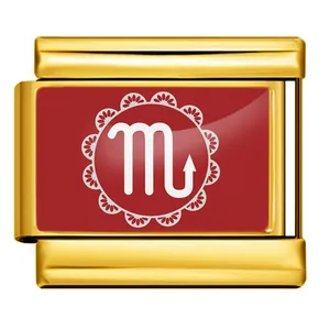 Detailansicht eines goldenen italienischen Charm-Glieds mit rotem Skorpion-Sternzeichen