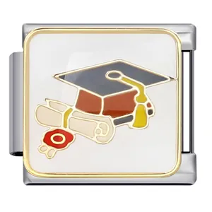 Dettaglio maglia per bracciale italiano in acciaio con cappello di laurea e diploma