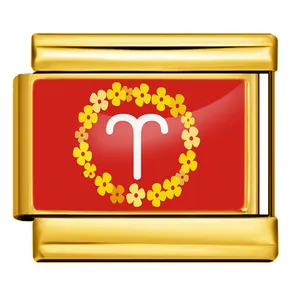 Goldenes italienisches Charm-Glied mit rotem Widder-Sternzeichen und Blumenkranz.
