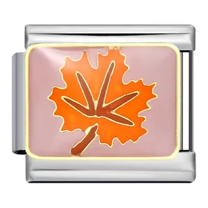 Gros plan d'un maillon de bracelet italien en acier avec une feuille d'érable orange.