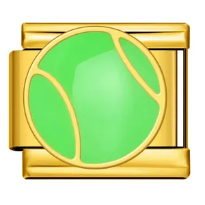 Vista detallada de una pelota de tenis verde en un charm italiano de acero inoxidable dorado.