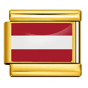 Détail du charm modulaire italien en acier doré avec le drapeau de l'Autriche.