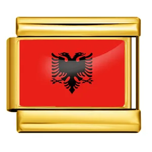 Vue macro détaillée d'un charm italien doré arborant le design du drapeau de l'Albanie