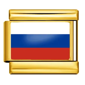 Détail d'un charm modulaire italien doré avec le motif du drapeau russe en émail fini.
