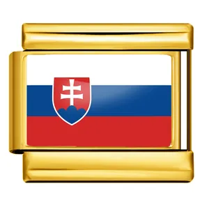 Détail d'un maillon de bracelet italien doré avec le motif du drapeau de la Slovaquie