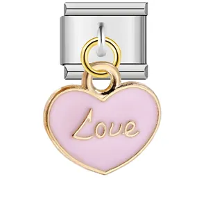 Detalle de dije de corazón de esmalte rosa con grabado Love para pulsera modular italiana