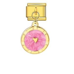 Détail exquis d'un charm pour bracelet italien en or avec émail rose et motif cœur