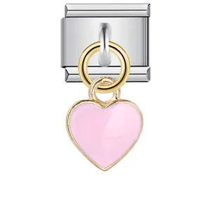 Eslabón de pulsera modular italiana en acero con dije de corazón rosa vista detallada.