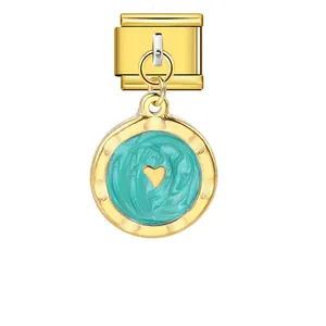Vue détaillée d'un maillon de charme italien doré avec un pendentif cœur marbré