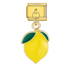 Détail d'un pendentif citron en émail jaune sur un maillon modulaire doré