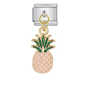 Vue détaillée du charm ananas rose émaillé pour bracelet modulaire italien