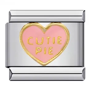 Vista dettagliata del charm modulare in acciaio con un cuore rosa e scritta Cutie Pie