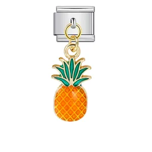 Vue détaillée d'un charm de fruit d'ananas doré pour bracelets modulaires italiens