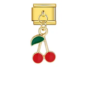 Vue détaillée d'un charm modulaire italien en or avec pendentif cerise rouge vif.