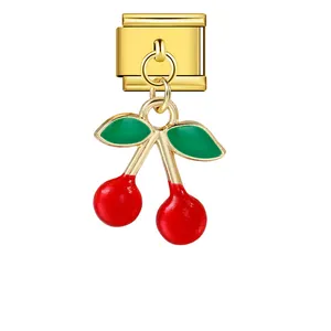 Vue détaillée d'un module de charme italien doré avec un pendentif cerise rouge.